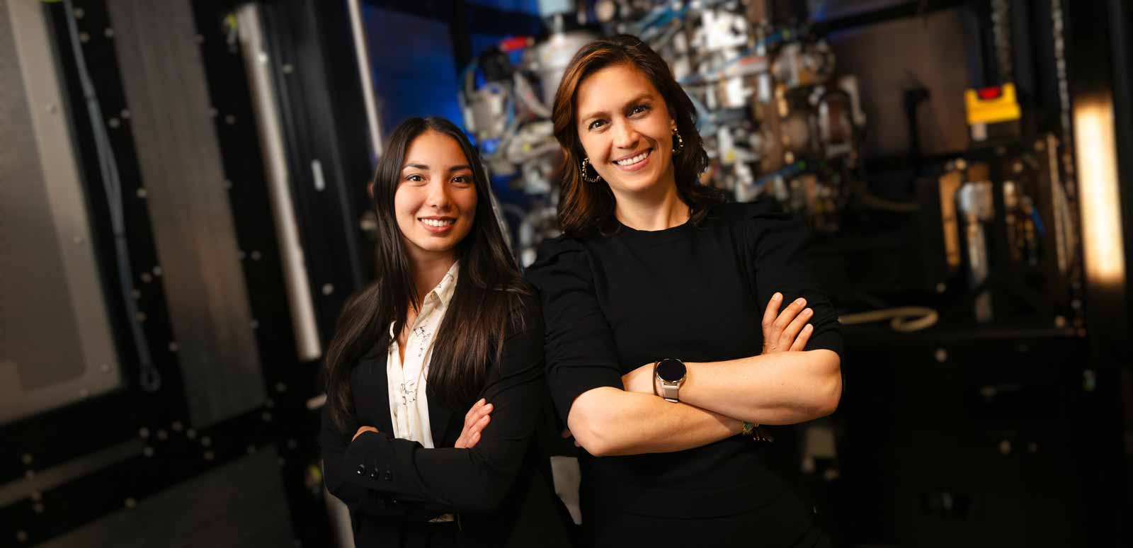 Madeleine Duquette and Elizabeth Villa in laboratory