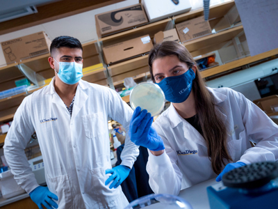 Rivera-Chávez in the lab alongside Cinthia Garcia, Rivera- Chávez lab manager.